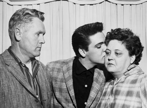 pictures of elvis when his mom died|Meet Gladys Presley, Elvis Presley’s Mother And The ‘Love Of。